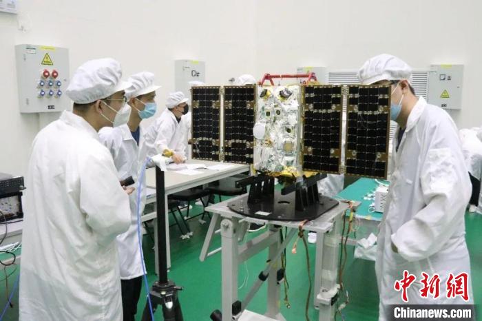 圖為大連1號—連理衛(wèi)星試驗(yàn)中。　大連理工大學(xué)供圖