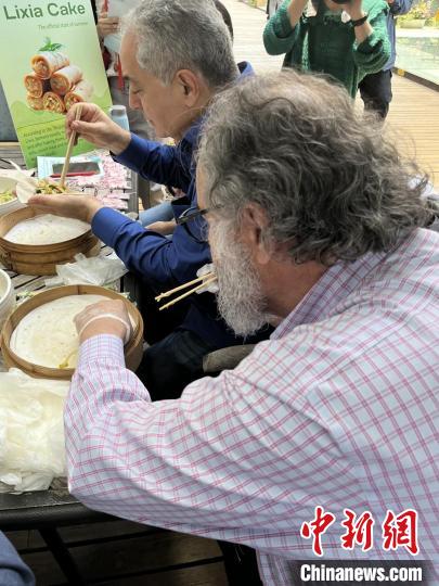 外交官們體驗(yàn)做立夏餅。　華東師范大學(xué)供圖