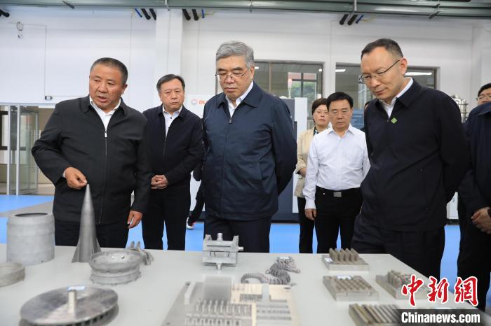 民進中央常務(wù)副主席朱永新率調(diào)研組赴四川開展重點考察調(diào)研。圖為在四川工程職業(yè)技術(shù)學(xué)院考察調(diào)研?！∶襁M中央供圖