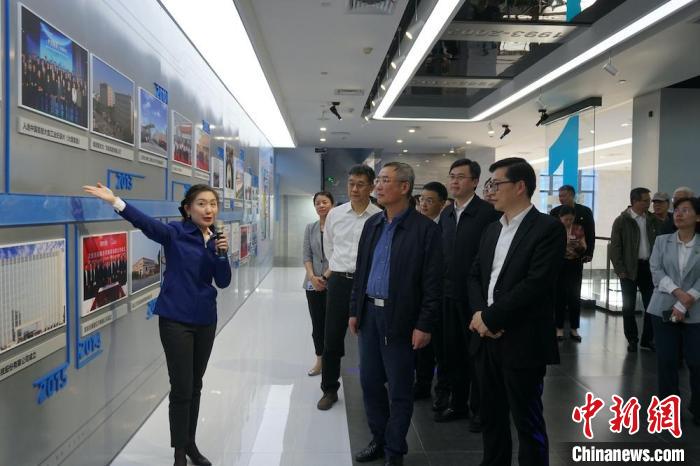 民進中央主席蔡達峰近日率調(diào)研組赴江蘇開展重點考察調(diào)研。圖為在江陰實地考察雙良集團有限公司。　孫權(quán) 攝