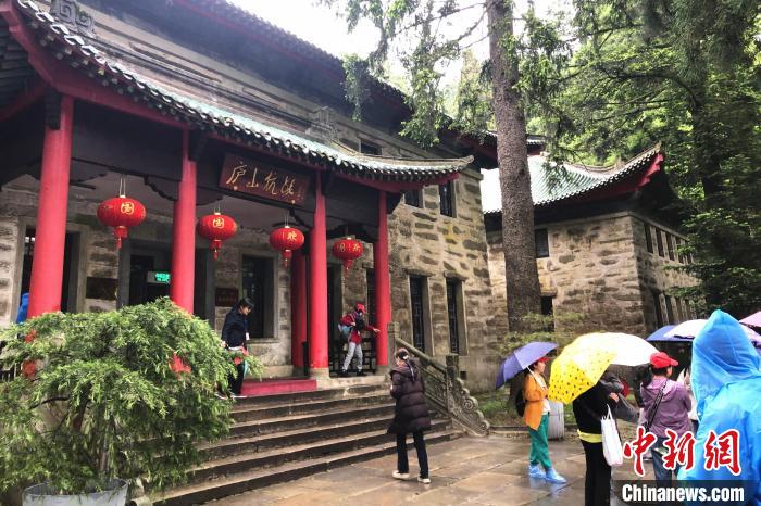 圖為在廬山抗戰(zhàn)博物館外，有不少等待參觀的游客。　吳鵬泉 攝