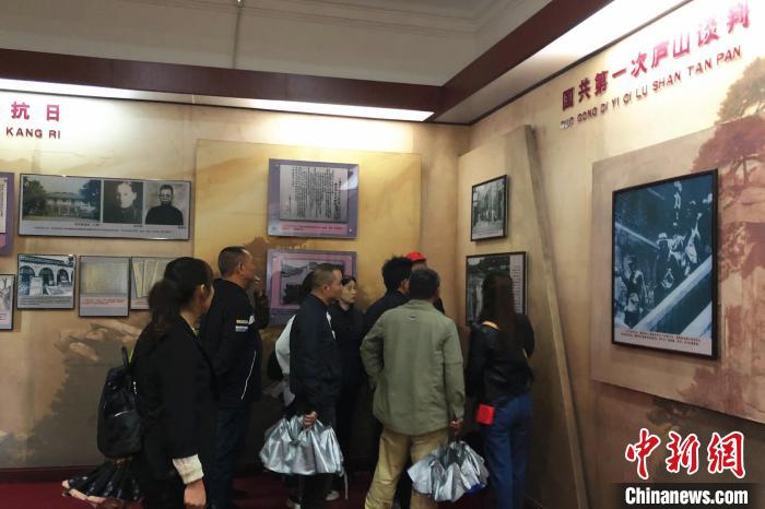 圖為游客在廬山抗戰(zhàn)博物館內參觀。　吳鵬泉 攝