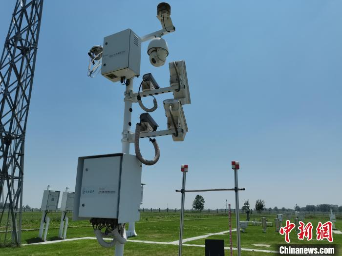 壽縣國家氣候觀象臺(tái)內(nèi)各種觀測設(shè)備。　吳然 攝