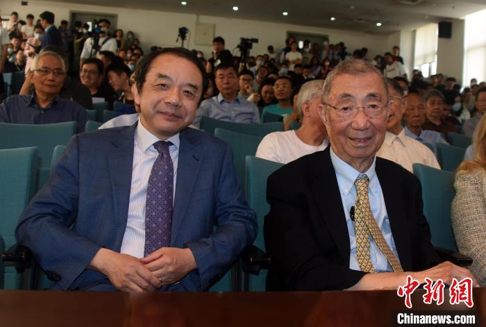 高能論壇開始前，丁肇中先生(右)與主持論壇的中科院高能所所長王貽芳院士合影?！?lt;a target='_blank' href='/'><p  align=