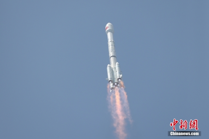 5月17日10時49分，我國在西昌衛(wèi)星發(fā)射中心用長征三號乙運載火箭，成功發(fā)射第五十六顆北斗導航衛(wèi)星。該衛(wèi)星屬地球靜止軌道衛(wèi)星，是我國北斗三號工程的首顆備份衛(wèi)星。入軌并完成在軌測試后，將接入北斗衛(wèi)星導航系統(tǒng)。此次發(fā)射是北斗三號工程高密度組網(wǎng)之后，時隔3年的首發(fā)任務。朱磊 攝