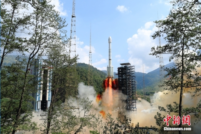 5月17日10時49分，我國在西昌衛(wèi)星發(fā)射中心用長征三號乙運載火箭，成功發(fā)射第五十六顆北斗導航衛(wèi)星。該衛(wèi)星屬地球靜止軌道衛(wèi)星，是我國北斗三號工程的首顆備份衛(wèi)星。入軌并完成在軌測試后，將接入北斗衛(wèi)星導航系統(tǒng)。此次發(fā)射是北斗三號工程高密度組網(wǎng)之后，時隔3年的首發(fā)任務。楊志遠 攝
