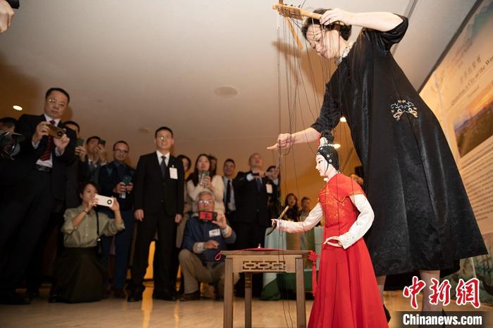 當(dāng)?shù)貢r(shí)間5月19日，中國(guó)常駐聯(lián)合國(guó)代表團(tuán)、中國(guó)文化和旅游部、泉州市人民政府在紐約聯(lián)合國(guó)總部聯(lián)合舉辦“茶和天下·雅集”主題展覽和招待會(huì)。圖為展覽表演泉州提線木偶寫(xiě)書(shū)法。 <a target='_blank' href='/' _fcksavedurl='/'><p  align=