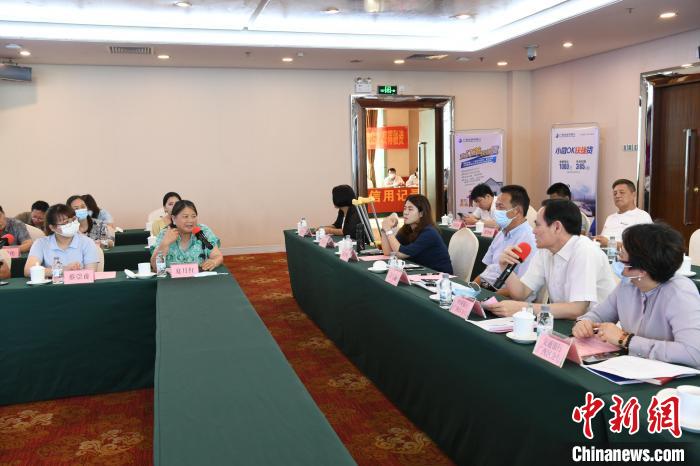 圖為中國銀行廣西分行代表在回應(yīng)桂林歸義生態(tài)農(nóng)業(yè)有限公司總經(jīng)理夏月紅的貸款需求?！∈Y雪林 攝