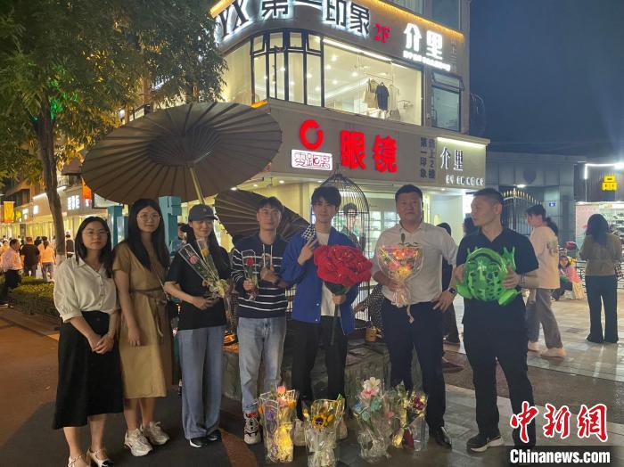 在東陽橫店，宣講團導師、成員與橫店演員(右三)合影?！?東陽市融媒體中心 供圖