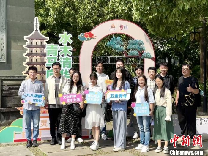 宣講團成員在永康市合影。　呂鈺寧 攝