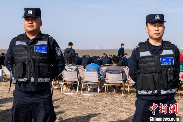 圖為承擔(dān)神舟十六號載人飛船安保任務(wù)的移民管理警察?！∨ｖ?攝