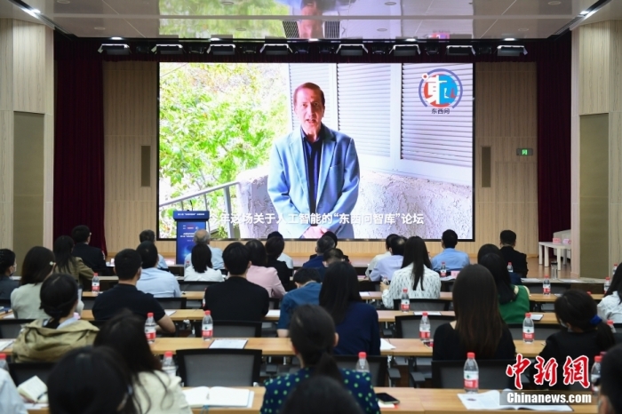 5月30日，<a target='_blank' href='/'>中新社</a>第二屆“東西問智庫”主題論壇在北京舉行，多位中外專家圍繞“AI革命與文明進(jìn)化”展開討論。圖為美國加州理工學(xué)院電氣工程和計(jì)算機(jī)科學(xué)教授、人工智能專家亞瑟·阿布-穆斯塔法通過視頻在論壇上作主旨演講。<a target='_blank' href='/'>中新社</a>記者 田雨昊 攝