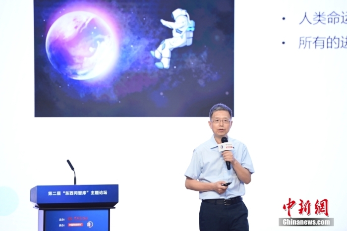 5月30日，<a target='_blank' href='/'>中新社</a>第二屆“東西問智庫”主題論壇在北京舉行，多位中外專家圍繞“AI革命與文明進(jìn)化”展開討論。圖為北京大學(xué)新聞與傳播學(xué)院教授胡泳在論壇上作主旨演講。<a target='_blank' href='/'>中新社</a>記者 田雨昊 攝