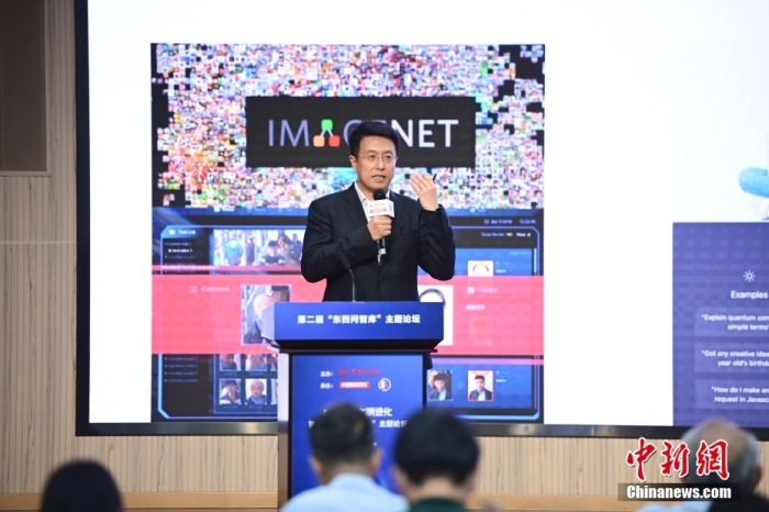 5月30日，<a target='_blank' href='/'>中新社</a>第二屆“東西問智庫”主題論壇在北京舉行，多位中外專家圍繞“AI革命與文明進(jìn)化”展開討論。圖為商湯智能產(chǎn)業(yè)研究院創(chuàng)始院長田豐在論壇上作主旨演講。<a target='_blank' href='/'>中新社</a>記者 田雨昊 攝