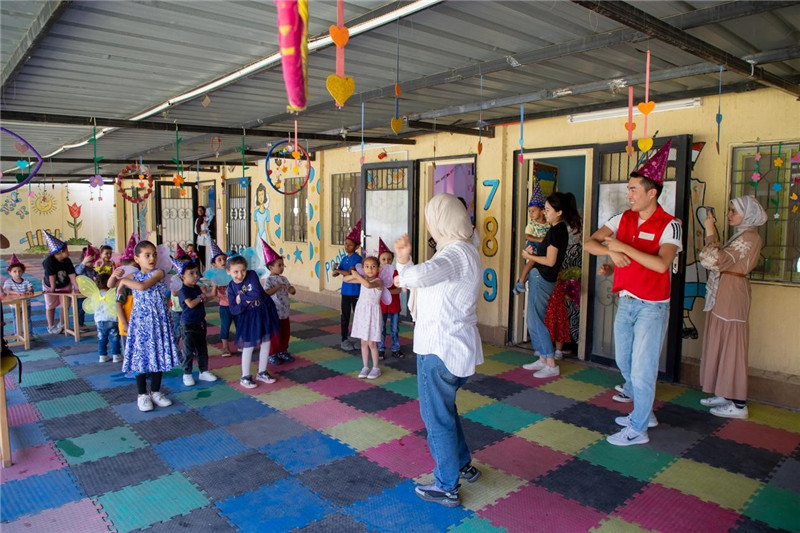 圖為中埃青年志愿者在埃及新開羅幼兒園開展“志愿服務伴成長，中埃攜手慶六一”活動。中建埃及分公司供圖
