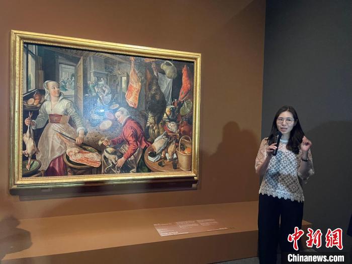 當(dāng)?shù)貢r(shí)間6月1日，韓國(guó)國(guó)立中央博物館講解員在向游客講解畫(huà)作?！∪f(wàn)佳欣 攝