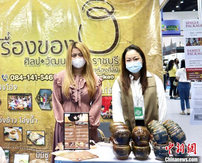泰國(guó)舉辦規(guī)模最大旅游B2B銷售活動(dòng)對(duì)接全球旅游業(yè)，圖為交易會(huì)上的陶瓷工藝品展位。 王賢思 攝