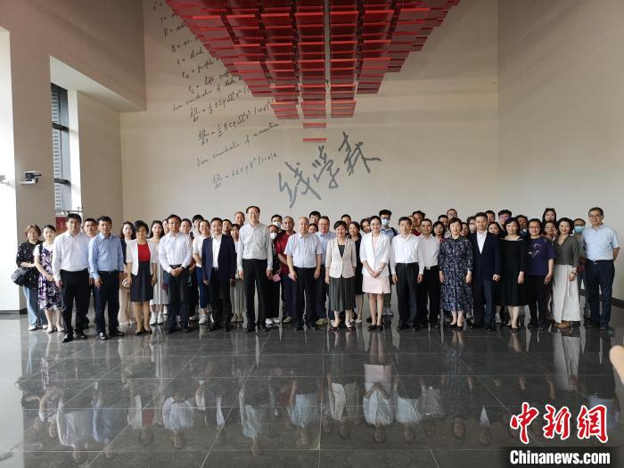 上海僑界人士參觀上海交通大學(xué)錢學(xué)森圖書館。　范宇斌 攝