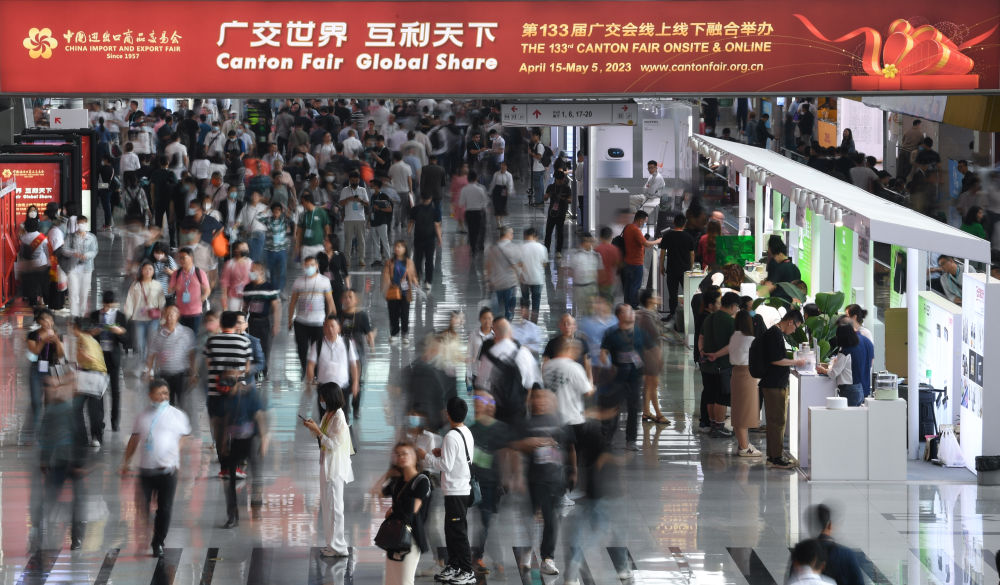 這是4月15日拍攝的廣交會現(xiàn)場。第133屆中國進出口商品交易會（廣交會）全面恢復(fù)線下展，吸引220多個國家和地區(qū)的數(shù)十萬采購商報名參會。新華社記者 鄧華 攝