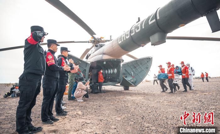 圖為阿拉善邊境管理支隊(duì)民警目送航天員登機(jī)離開(kāi)?！缇?攝