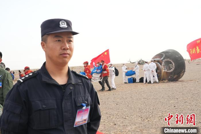 圖為阿拉善邊境管理支隊(duì)民警在著陸場(chǎng)開(kāi)展安保工作?！埥?攝