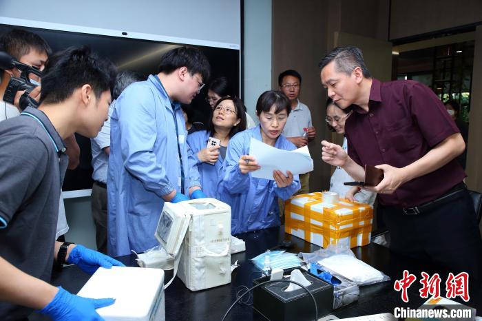 科研人員清點、查看隨神舟十五號返回地面的空間科學實驗樣品?！≈锌圃嚎臻g應用中心 供圖