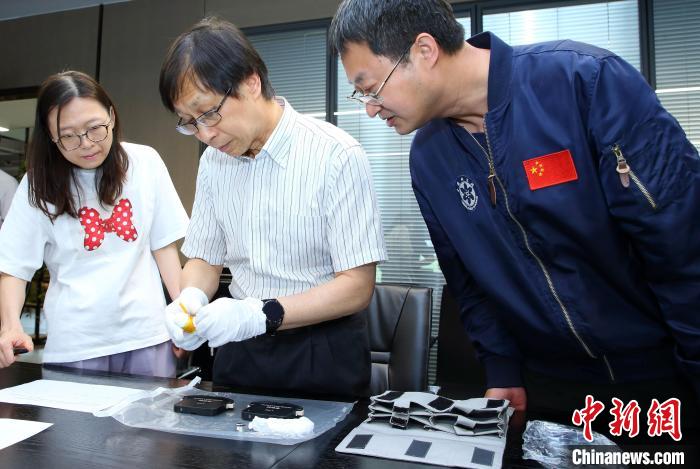 科研人員查看隨神舟十五號返回地面的空間科學實驗樣品?！≈锌圃嚎臻g應用中心 供圖