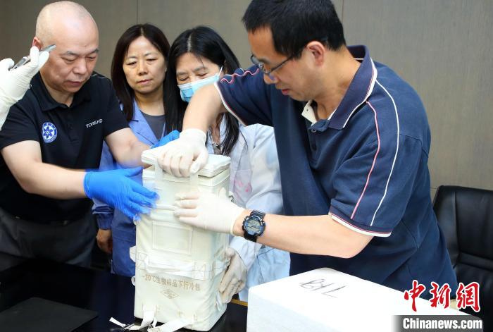 科研人員查看隨神舟十五號返回地面的空間科學實驗樣品。　中科院空間應用中心 供圖