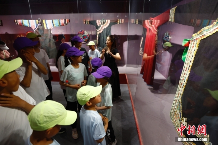 圖為藏族青少年們參觀民族博物館。<a target='_blank' href='/' _fcksavedurl='/'><p  align=