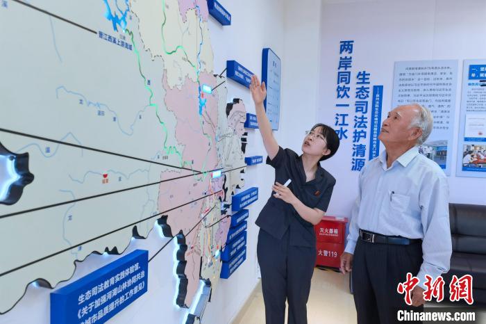 金門同胞參觀金門供水水源生態(tài)司法保護(hù)基地?！O虹 攝
