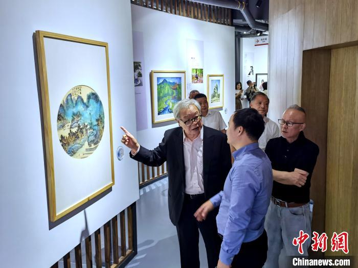 海峽兩岸藝術(shù)家畫展上，藝術(shù)家進(jìn)行藝術(shù)交流。　付敬懿 攝
