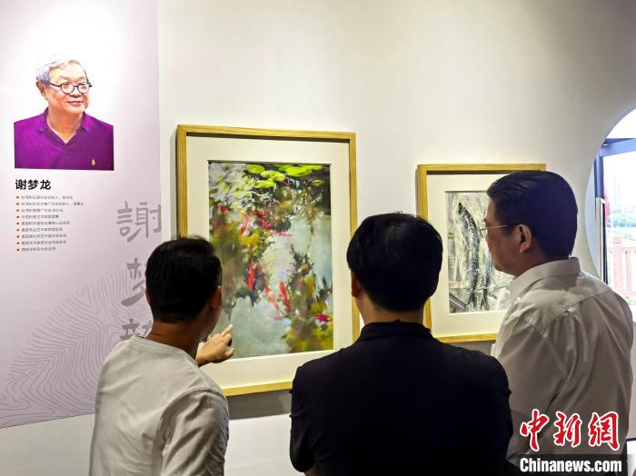 “求同存藝——海峽兩岸藝術(shù)家畫展”展出百余幅兩岸藝術(shù)家畫作。　付敬懿 攝