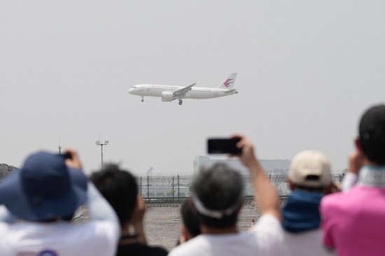 5月28日，C919首個(gè)商業(yè)航班東航MU9191飛抵北京首都國(guó)際機(jī)場(chǎng)。新華社記者鞠煥宗攝