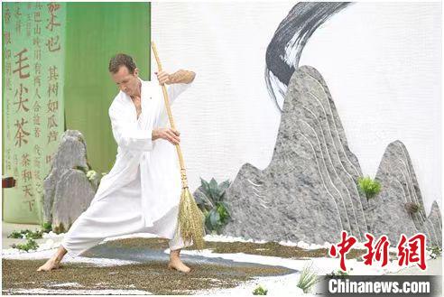 圖為《信陽毛尖·茶舞》沉浸式藝術表演。　信陽市委宣傳部供圖