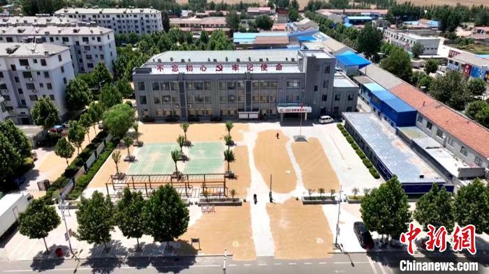 德州陵城區(qū)開放1297處鎮(zhèn)村公共場地，緩解農(nóng)民曬糧難題。　陵城區(qū)委宣傳部供圖