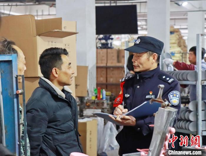 3月30日，大興派出所民警來到轄區(qū)中小企業(yè)，開展“為民為企為項(xiàng)目”走訪活動?！『戏示焦﹫D