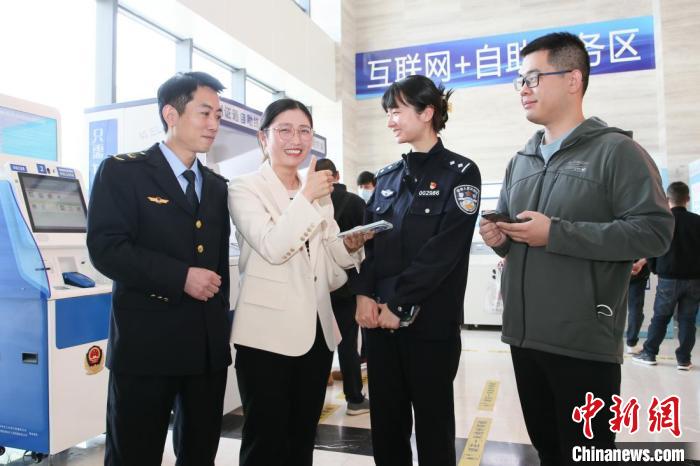 4月10日，安徽合肥，一家運(yùn)輸企業(yè)負(fù)責(zé)人在工作人員的指導(dǎo)下，使用小程序辦理車管業(yè)務(wù)?！『戏示焦﹫D