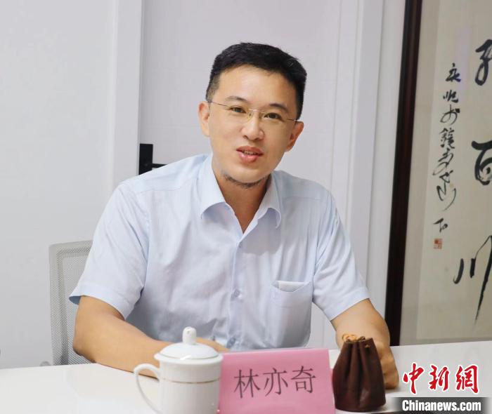 臺(tái)灣創(chuàng)新聯(lián)合建筑協(xié)會(huì)理事長(zhǎng)林亦奇講述設(shè)立驛站愿景?！窃式?攝