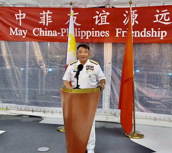 菲海軍司令阿達奇代表菲馬科斯總統(tǒng)歡迎“戚繼光”艦到訪。中國駐菲律賓大使館供圖
