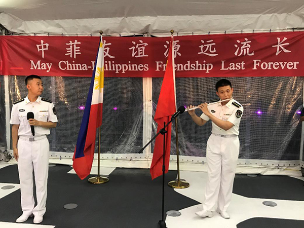 艦上官兵表演歌舞、民樂、武術等節(jié)目。中國駐菲律賓大使館供圖