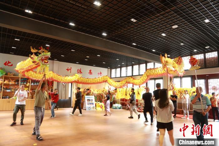 臺胞臺屬體驗舞龍?！≈芪的裙﹫D