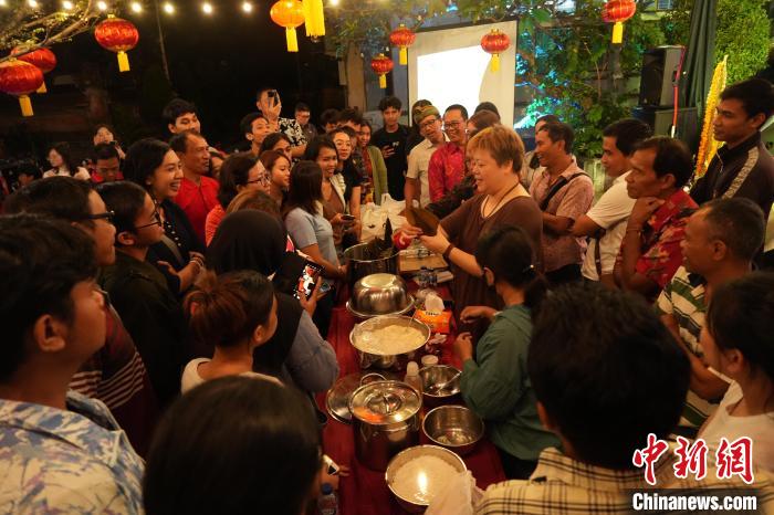 現(xiàn)場包粽子教學(xué)。陶暹光攝