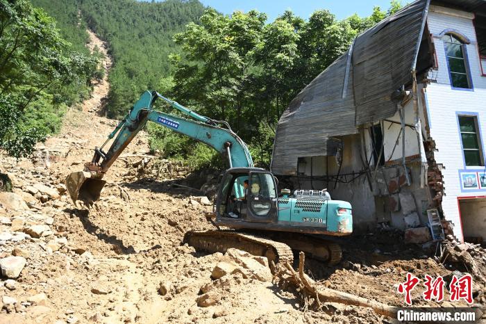 圖為重慶萬州救援現(xiàn)場。　陳超 攝