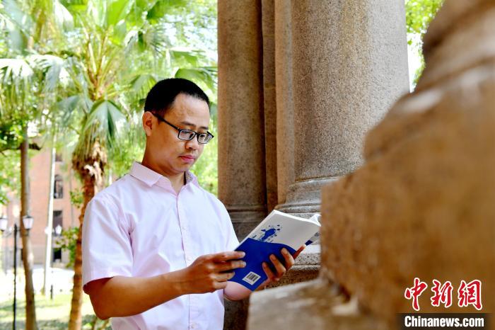 圖為福建師范大學(xué)教育學(xué)院臺灣教師陳昭志正在看書?！蚊?攝