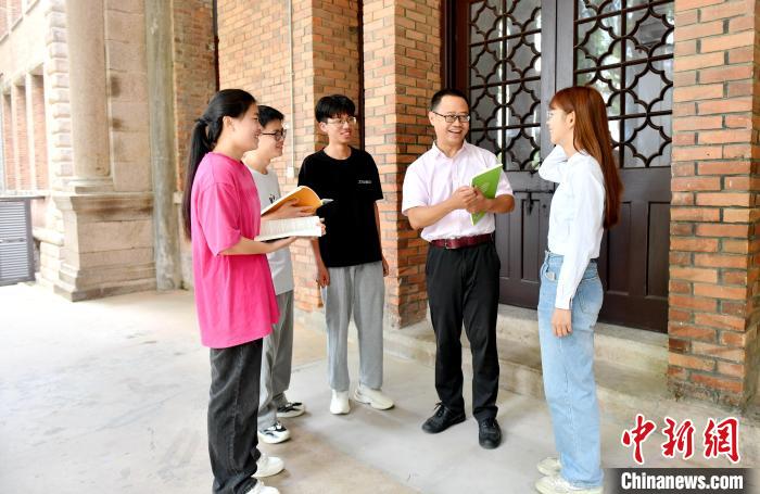 7月4日，臺灣教師陳昭志正在和學(xué)生交流?！蚊?攝