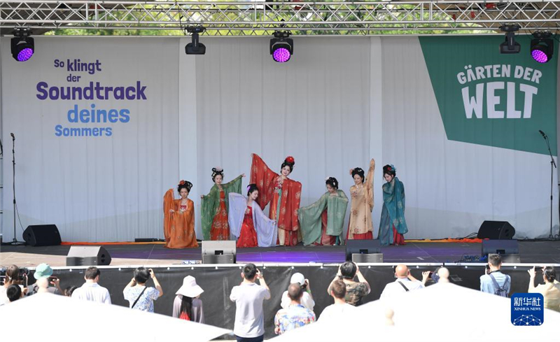 7月8日，在德國柏林世界公園，漢服愛好者進(jìn)行漢服展示。新華社記者 任鵬飛 攝