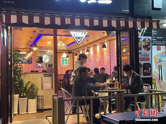 資料圖：韓國(guó)首爾市民在餐館用餐。 <a target='_blank' href='/' _fcksavedurl='/'><p  align=
