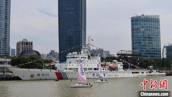 海事巡航救助船“海巡01”輪停靠國客碼頭，向公眾免費(fèi)開放。　朱秋祉傲 攝