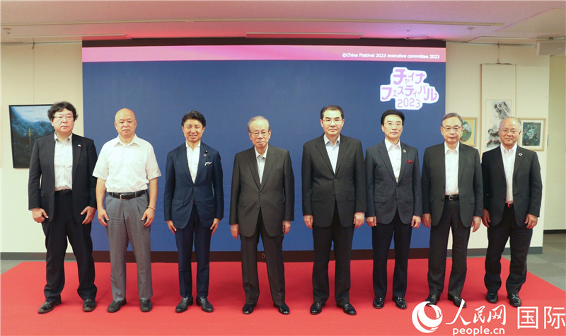 主辦方代表合影。人民網(wǎng) 許可攝
