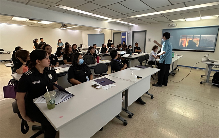 菲律賓移民局官員在移民局總部培訓班參加中文學習。中國駐菲律賓大使館供圖。